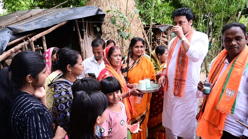 बिप्लब कुमार देब ओडिशा में ग्रामीणों के साथ कर रहे भोजन, घर-घर पहुंचकर जान रहे लोगों की समस्या